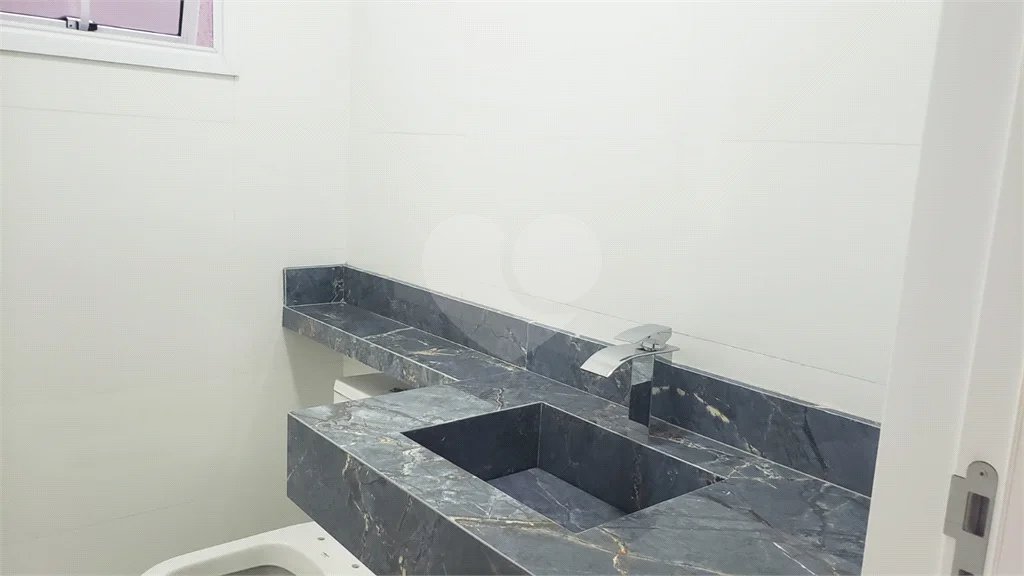 Sobrado novo com 3 suítes, 4 vagas, espaço gourmet com churrasqueira, jardim de inverno e acabamento premium. Conforto, modernidade e sofisticação.