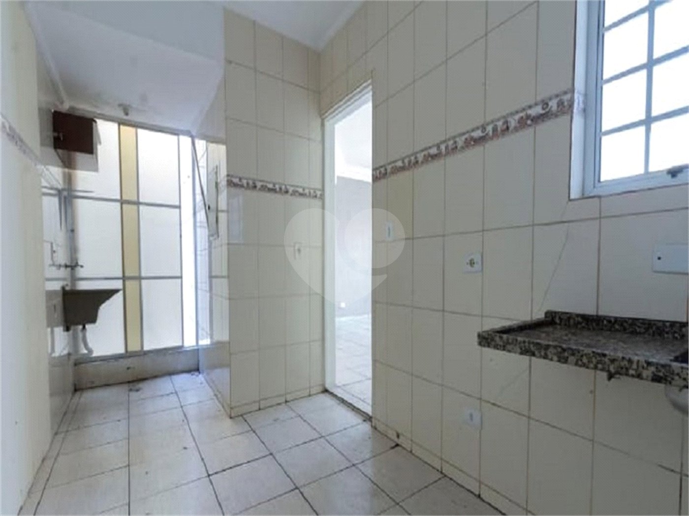 Casa para alugar com 2 quartos, sendo 1 suíte,  no condomínio Nova Carioba, São Paulo - SP