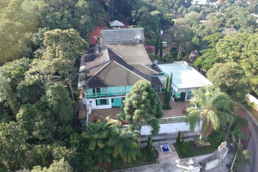 Casa à venda com 6 quartos, sendo 5 suítes, no condomínio Alpes da Cantareira, Mairiporã - SP