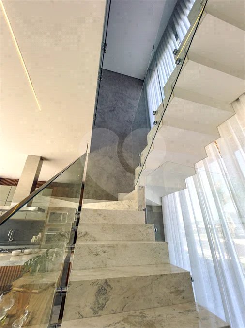 Indaiatuba - Condominio Villa Sapezal - 318 m² de Terreno - 230 m² de Área Construída - 3 suítes, sendo 1 Master com closet planejado - Sala de TV - Sala de estar integrada à Sala de jantar - Cozinha com móveis planejados - Despensa - Escritório planejado - Lavabo - Piscina com preparação para aquec