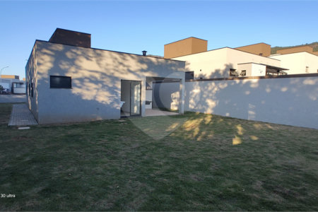 Casa à venda com 3 suítes no condomínio Reserva Ybyra, Atibaia - SP