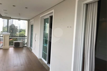 Apto 220 metros no Campo Belo. varanda, 5 vagas, 3 suítes. Visite