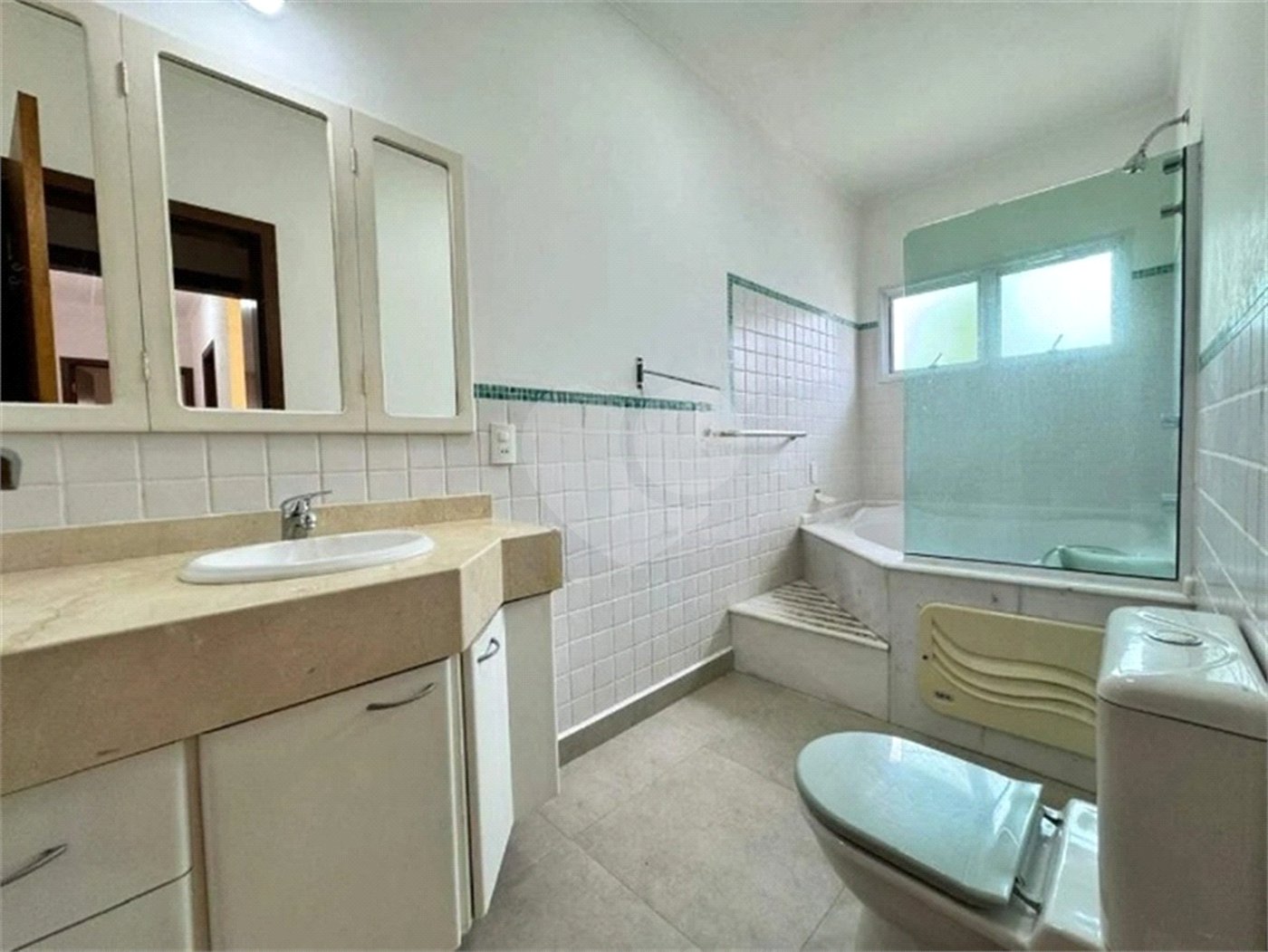 Casa à venda com 3 quartos, sendo 1 suíte,  no condomínio Residencial Recanto dos Paturis, Vinhedo - SP