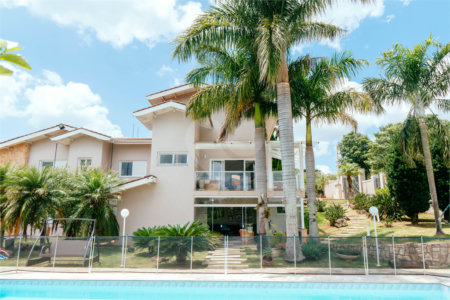 Casa à venda com 5 quartos, sendo 4 suítes, no condomínio Flamboyant, Atibaia - SP