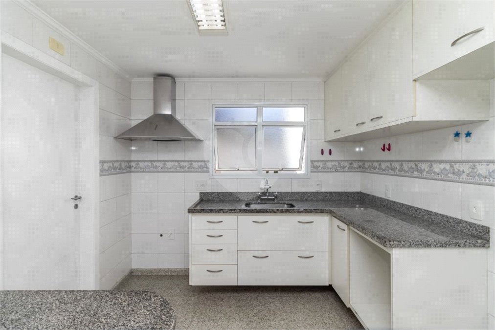 Casa à venda com 4 quartos, sendo 2 suítes, no condomínio Stephanie, São Paulo - SP