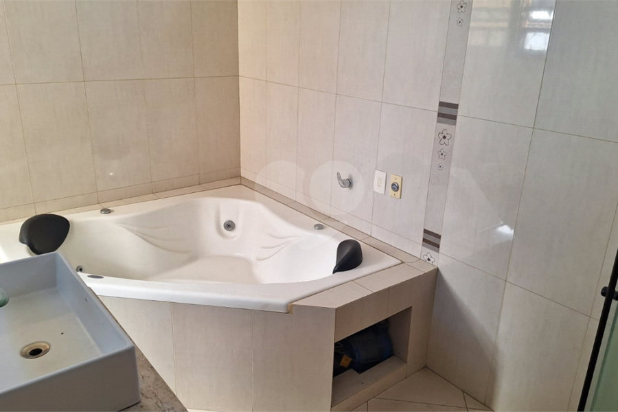 Sobrado para alugar com 4 quartos, sendo 3 suítes, em Vila Nivi, São Paulo, SP