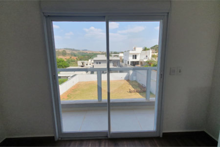 Casa à venda com 3 quartos, sendo 1 suíte, no condomínio Figueira Garden, Atibaia - SP