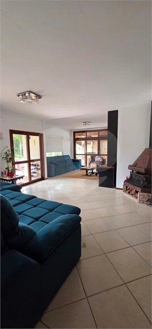Sobrado à venda com 5 quartos, sendo 3 suítes, em Roseira, Mairiporã, SP