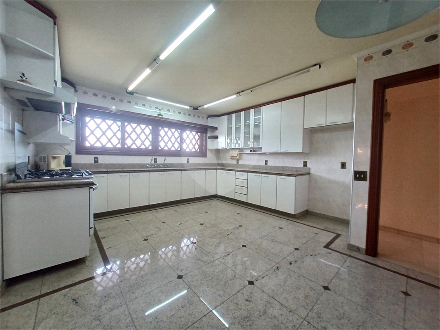 Casa à venda com 6 suítes no condomínio Portal da Raposo, Sorocaba - SP