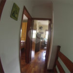Sobrado com 4 quartos sendo 2 suítes.