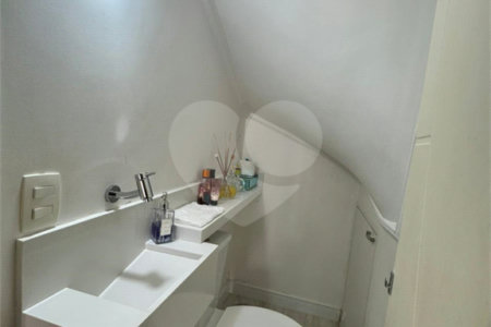 Casa à venda com 3 quartos, sendo 1 suíte, no condomínio Villagio Staluccia, São Paulo - SP
