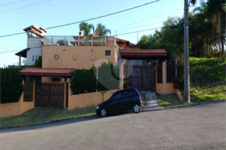 Casa à venda com 3 quartos, sendo 1 suíte, no condomínio Outeiro das Flores 2, Itupeva - SP