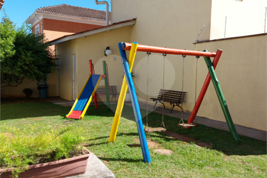 Casa à venda com 3 quartos, sendo 1 suíte, no condomínio Vila das Macieiras, São Paulo - SP