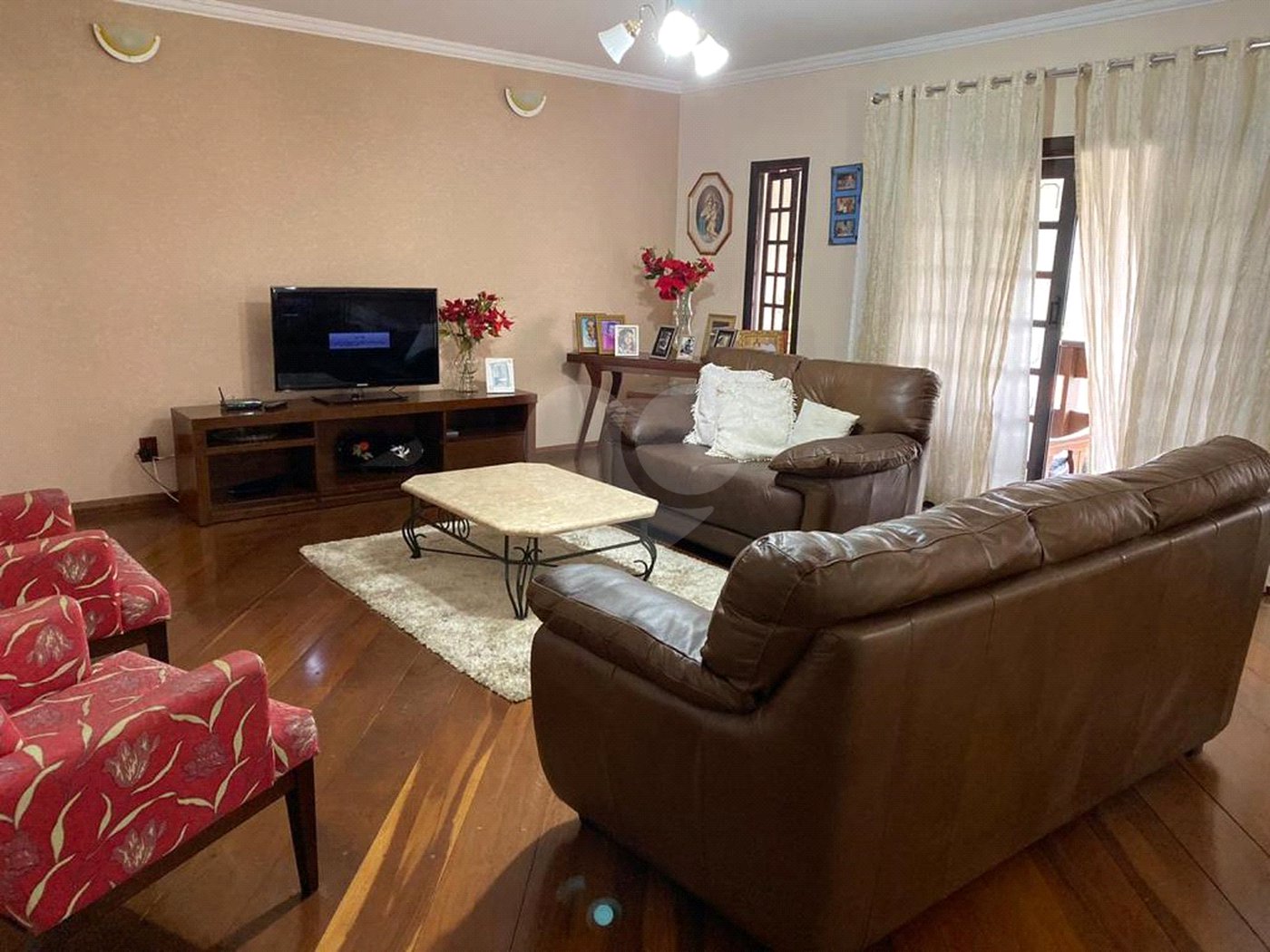 Casa à venda com 4 quartos, sendo 1 suíte, no Centro, Bom Jesus dos Perdões, SP