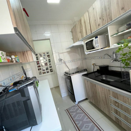 Apartamento á venda na Bela Vista com 57m² reformado e com armário embutido.