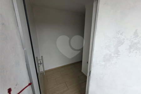 Casa térrea à venda no Douradinho com 2 quartos e edícula com mais dois quartos e 2 banheiros.
