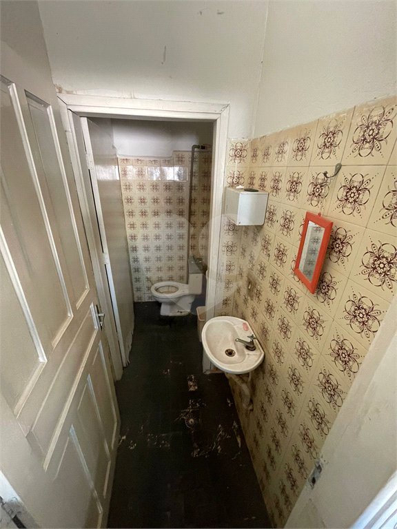 Casa térrea e salão comercial a venda no Jardim Bandeirantes.