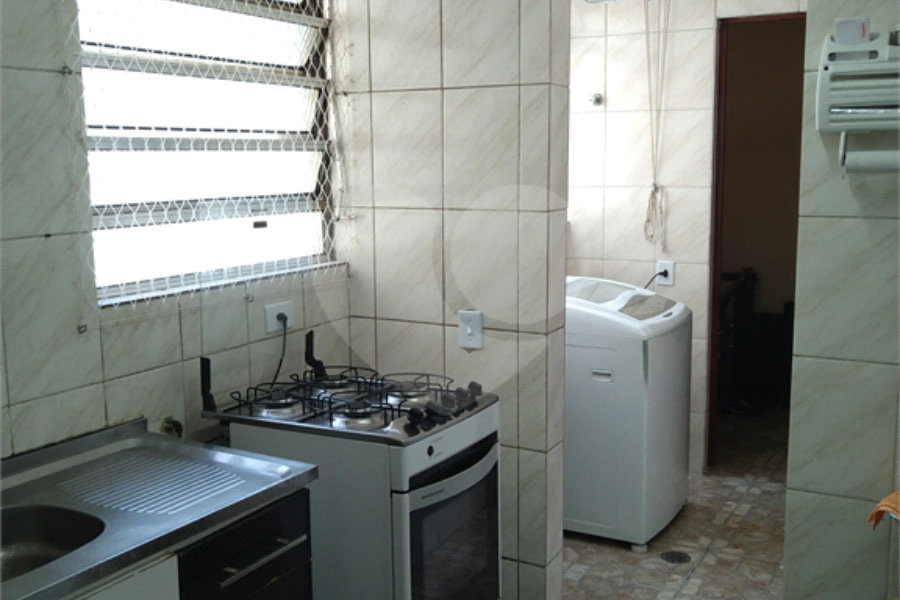 Apartamento duplex, espaçoso, ensolarado. Ideal para uma bela modernização.