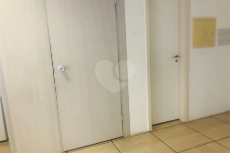 Otima sala comercial com sacada e uma vaga para auto no Nova América Office em Santo Amaro.