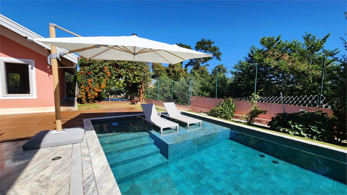 Casa à venda com 4 quartos, sendo 2 suítes, no condomínio Residencial Jardim Primavera, Louveira - SP