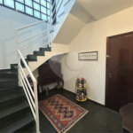 Casa em condomínio com 3 dormitórios, 01 suíte, garagem para 06 carros, área gourmet, piscina.