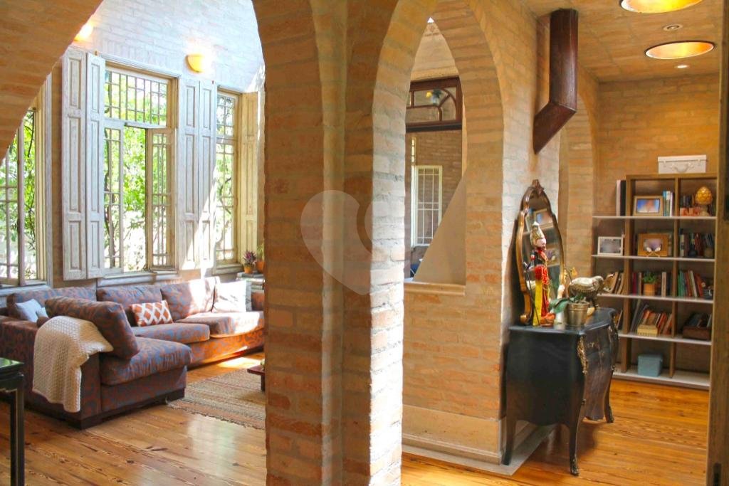 Sobrado à venda com 7 quartos, sendo 5 suítes, em Alto da Boa Vista, São Paulo, SP