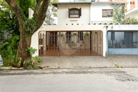 Casa à venda com 4 quartos, sendo 2 suítes, em Campo Belo, São Paulo, SP