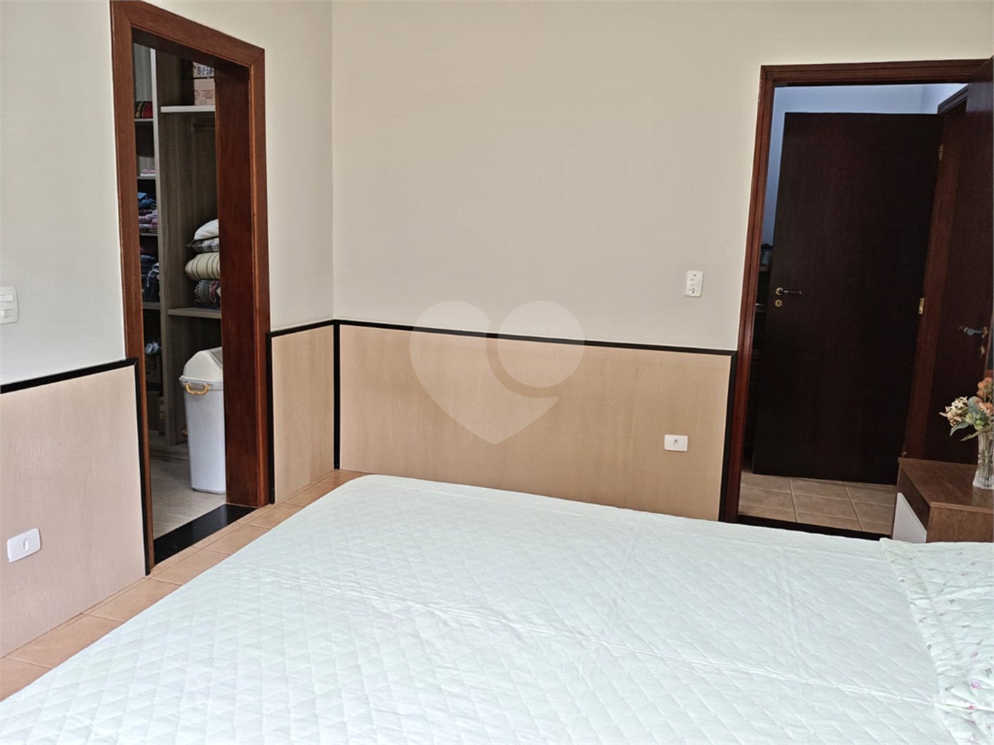 Casa à venda com 4 quartos, sendo 2 suítes,  em Country Residencial Felix, Bom Jesus dos Perdões, SP