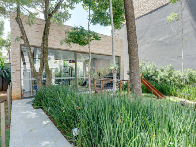 Casa à venda com 4 quartos, sendo 3 suítes,  no condomínio Jardim Flora, São Paulo - SP