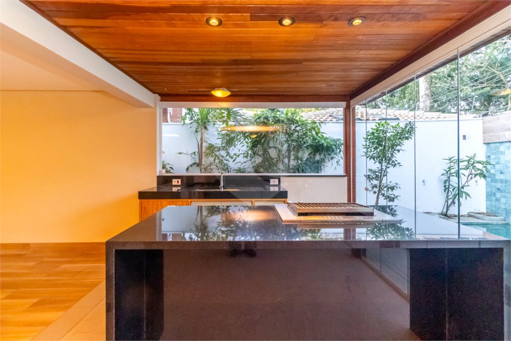Casa à venda com 4 quartos, sendo 3 suítes, no condomínio Village Place, São Paulo - SP