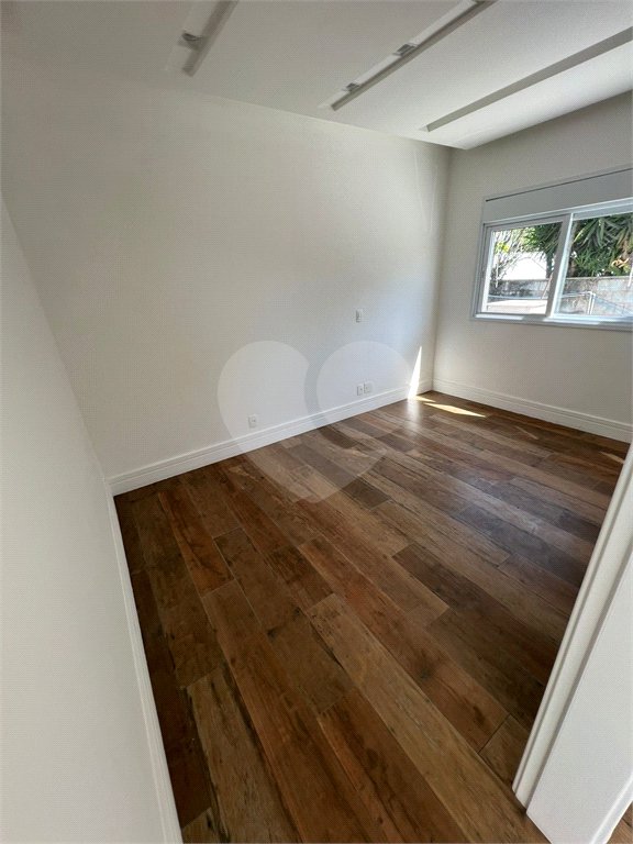 Casa à venda com 4 quartos, sendo 2 suítes, no condomínio Residencial Floresta, São Paulo - SP