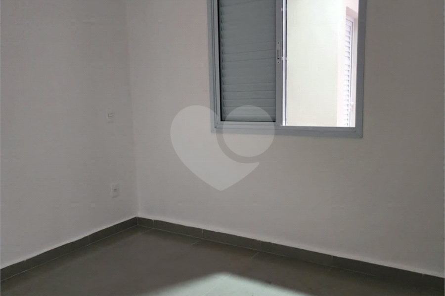 Casa à venda com 2 quartos, sendo 1 suíte, no condomínio Residencial Sanches, São Paulo - SP