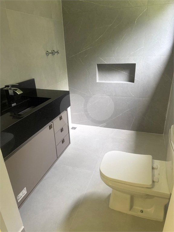 Casa à venda com 4 suítes no condomínio Figueira Garden, Atibaia - SP