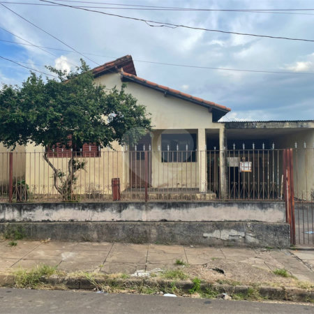 Terreno com benfeitoria na Vila Costa do Sol