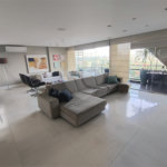 Este amplo apartamento de 290 m², completamente reformado, reúne sofisticação,