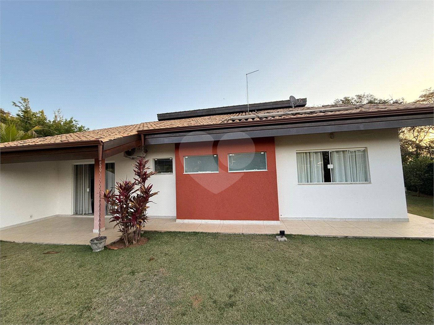 Casa à venda com 3 quartos, sendo 1 suíte, no condomínio Vale do Lago, Sorocaba - SP