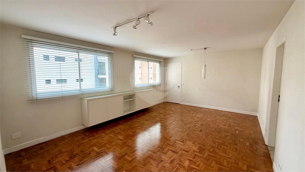 Apartamento à venda com 3 quartos, sendo 1 suíte,  em Moema, São Paulo, SP