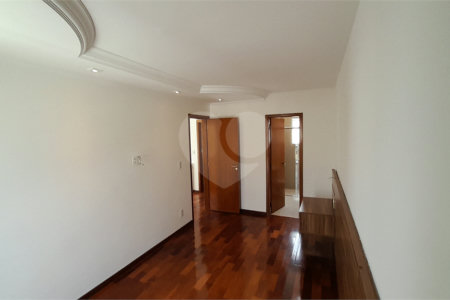 Casa à venda com 3 quartos, sendo 1 suíte, no condomínio Residencial Jardins, São Bernardo do Campo - SP