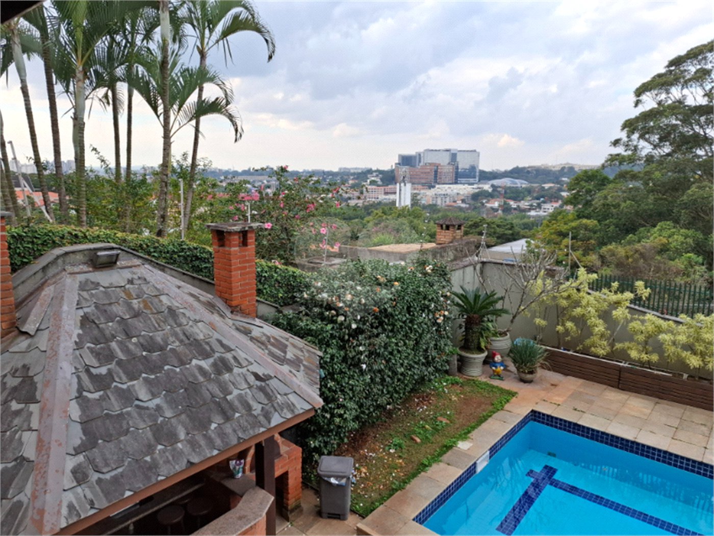 Sobrado à venda com 4 quartos, sendo 2 suítes,  em Jardim Leonor, São Paulo, SP