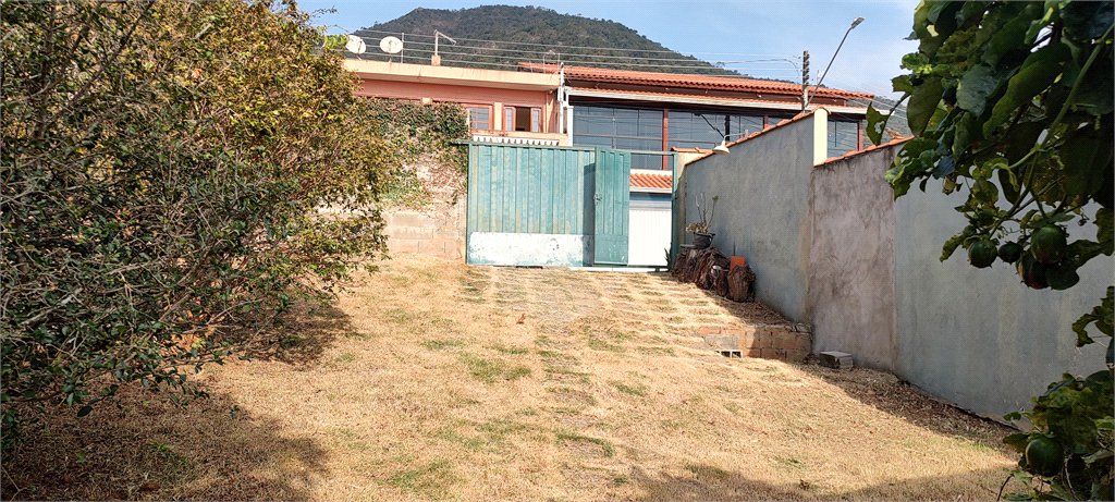 Casa à venda com 3 quartos, sendo 1 suíte, no Centro, Extrema, MG