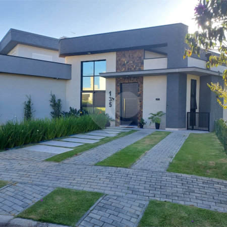 Casa à venda com 4 quartos, sendo 2 suítes,  no condomínio Figueira Garden, Atibaia - SP