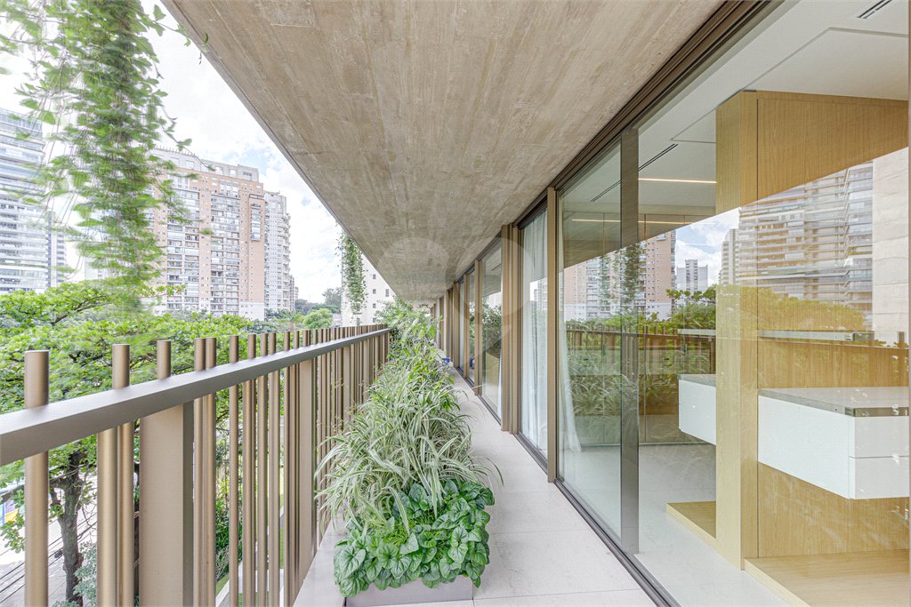 Apartamento à venda com 4 suítes em Moema, São Paulo, SP