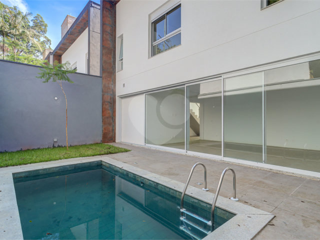 Casa à venda ou para alugar com 3 suítes no condomínio Jardim Flora, São Paulo - SP