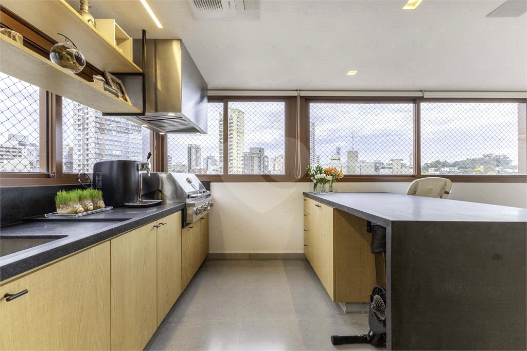Apartamento à venda com 3 suítes em Jardim das Bandeiras, São Paulo, SP