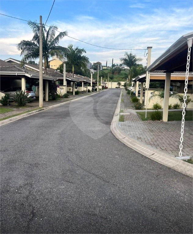 Casa à venda com 3 quartos, sendo 1 suíte, no condomínio Bela Vita, Atibaia - SP