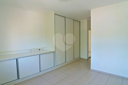 Casa à venda com 3 suítes no condomínio Terras de São Francisco, Vinhedo - SP