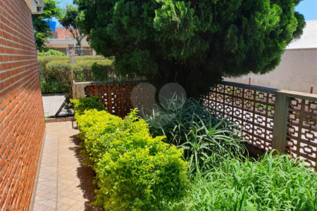 Casa Térrea à venda com 3 quartos, sendo 1 suíte, no Centro, Poá, SP