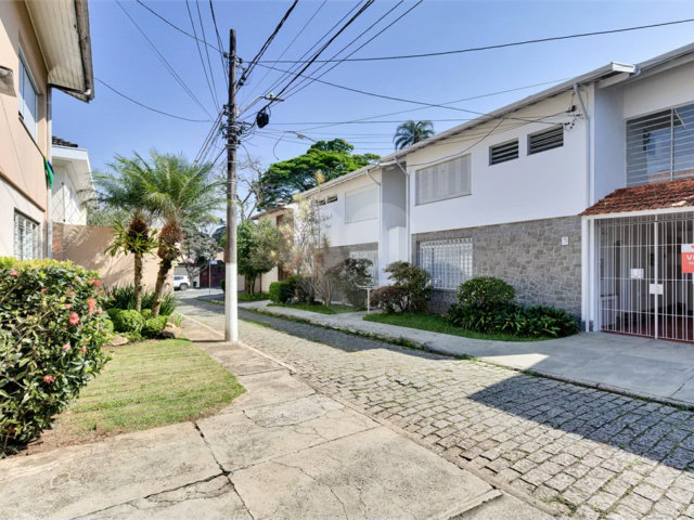 Casa de Vila à venda com 4 quartos, sendo 1 suíte,  em Alto da Boa Vista, São Paulo, SP