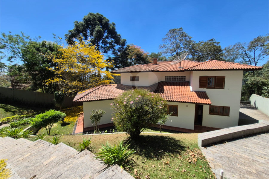 Casa à venda com 4 quartos, sendo 2 suítes, no condomínio Alpes da Cantareira, Mairiporã - SP