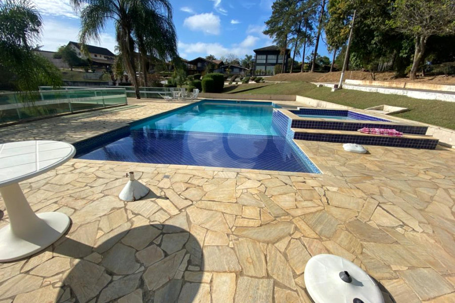 Casa à venda com 5 quartos, sendo 4 suítes, no condomínio Vilarejo Estoril, Mairiporã - SP